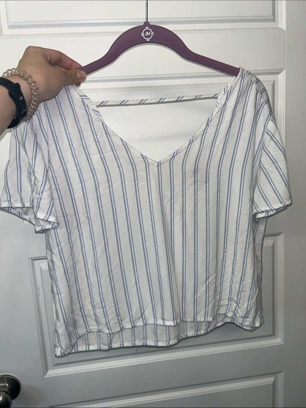 Arizona Jean Company White and Blue Vertical Stripe V-Neck Top